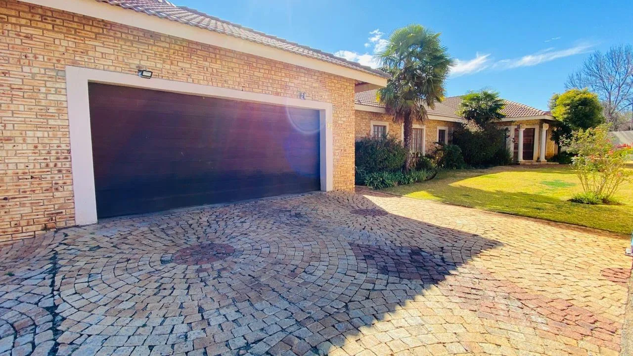 4 Bedroom House to rent in Van Der Hoff Park