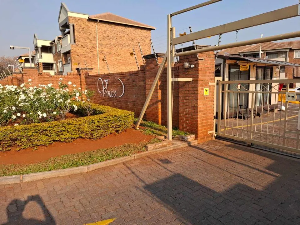 2 Bedroom Townhouse to rent in Die Hoewes