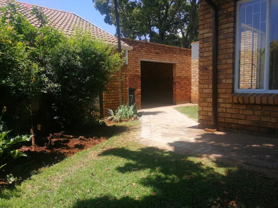 2 Bedroom Townhouse to rent in Rooihuiskraal