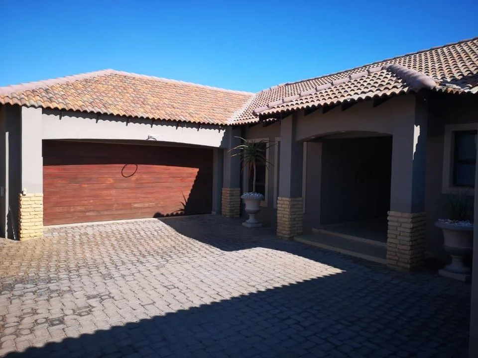 4 Bedroom House for sale in Wilkoppies