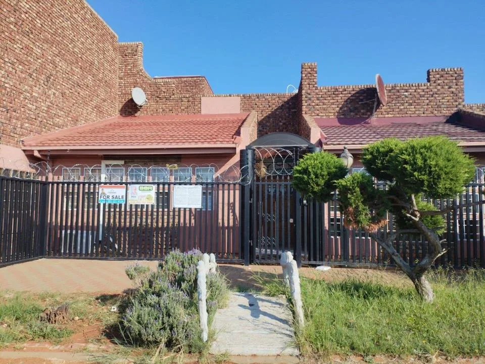 5 Bedroom House for sale in Warrenton