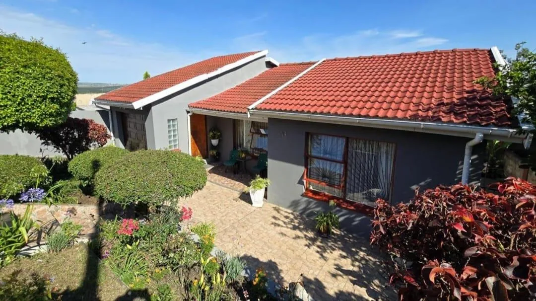 3 Bedroom House for sale in Phakamisa