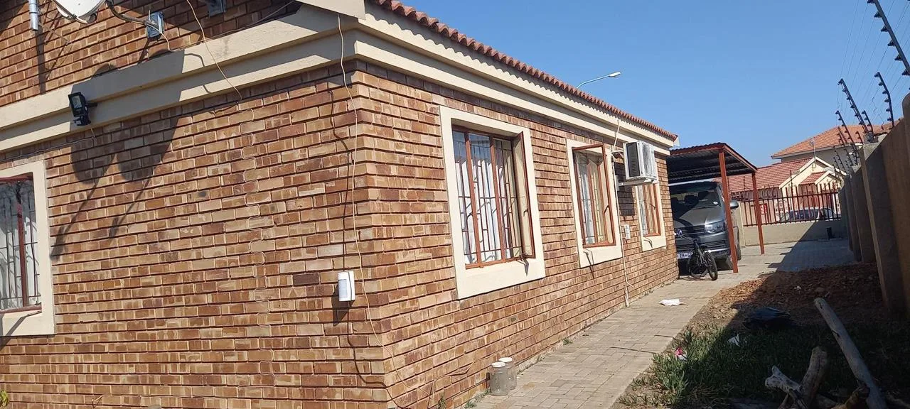 3 Bedroom House for sale in Mahlasedi Park