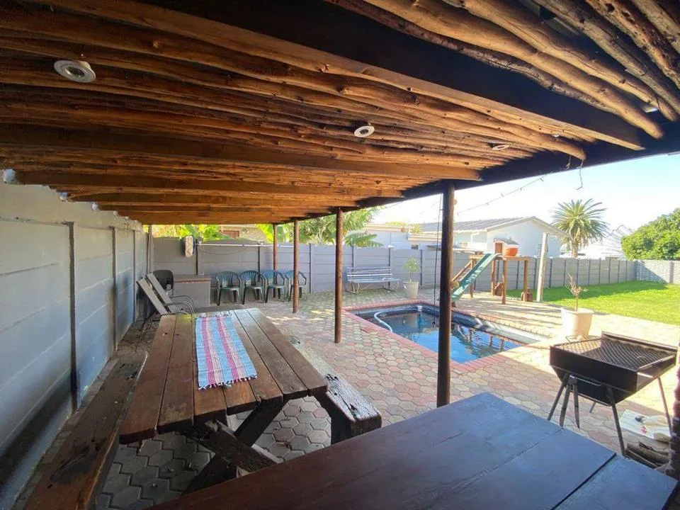 4 Bedroom House to rent in Hartenbos Central