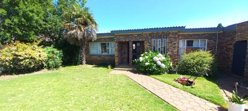 4 Bedroom House for sale in Panorama