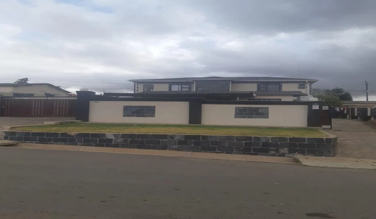 6 Bedroom House for sale in Ikwezi
