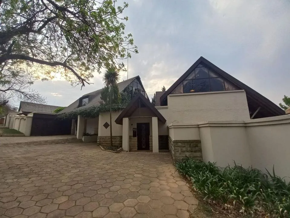 5 Bedroom House for sale in Eureka
