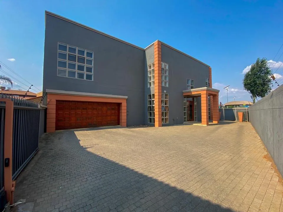 4 Bedroom House for sale in Roylglen Gardens