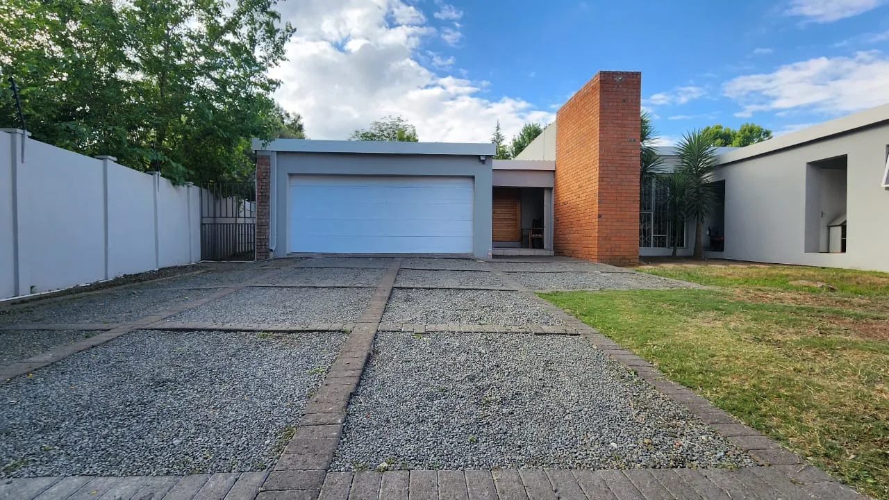 2 Bedroom House for sale in Dan Pienaar
