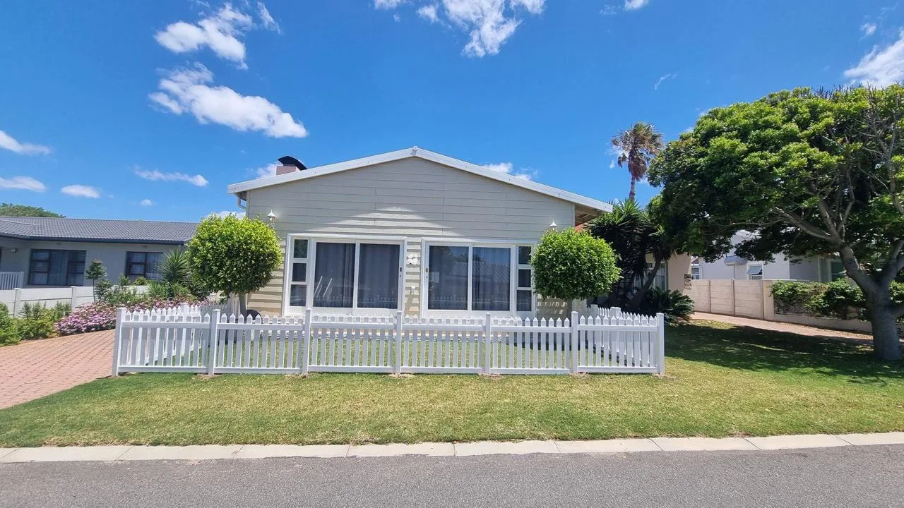 4 Bedroom House to rent in Hartenbos Central