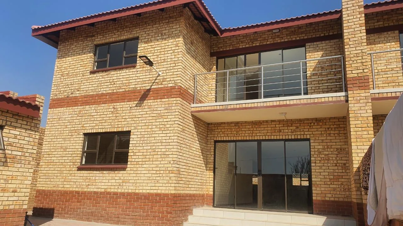 3 Bedroom Apartment / flat to rent in Robertsham