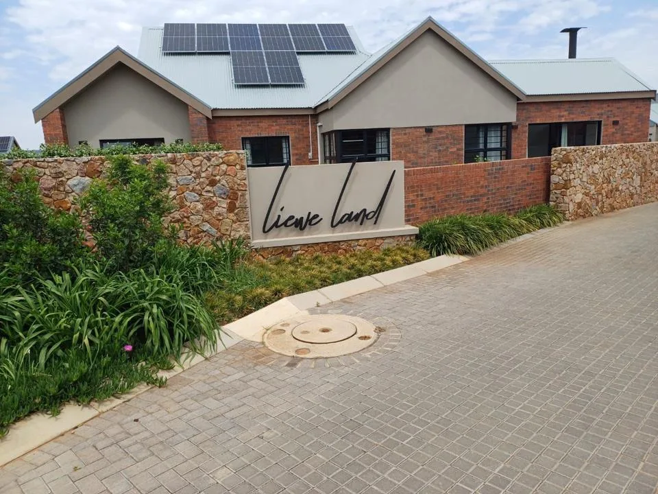 3 Bedroom Townhouse to rent in De Land Estate