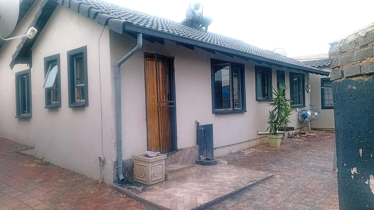 3 Bedroom House to rent in Bramley View