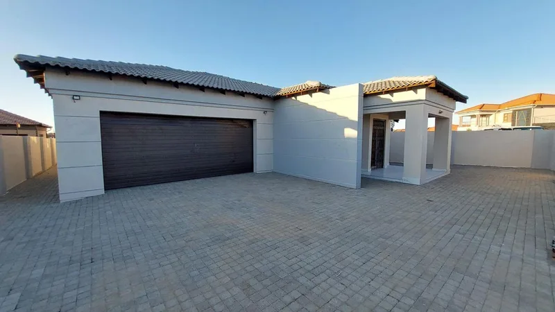 4 Bedroom House to rent in Aerorand
