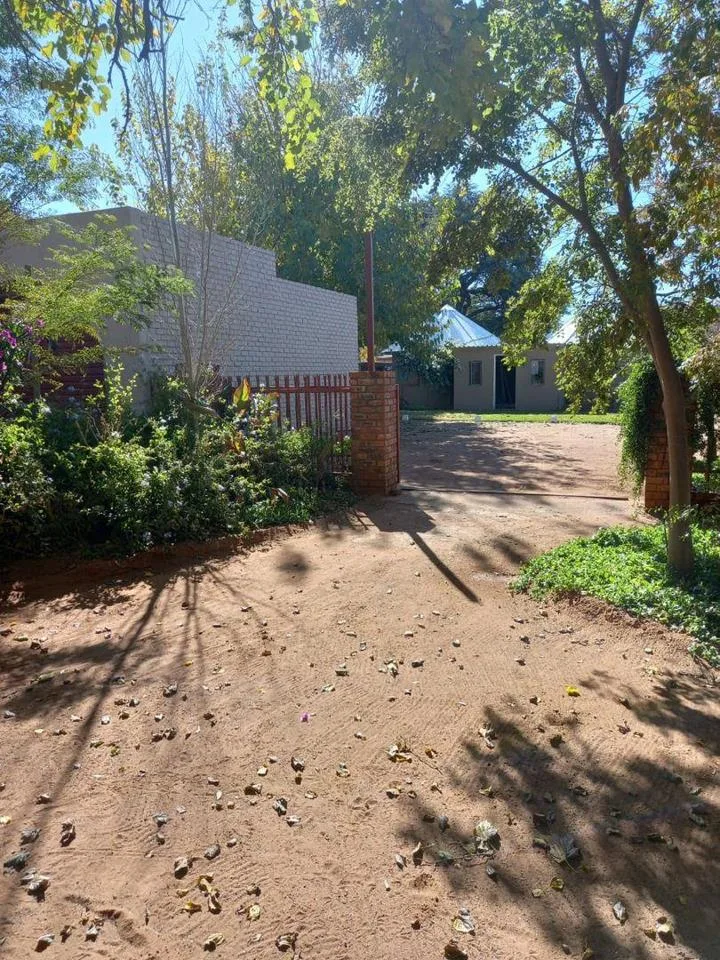 4 Bedroom House for sale in Olifantshoek