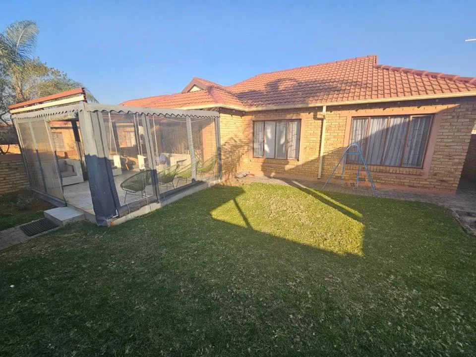 3 Bedroom Townhouse to rent in Heuwelsig Estate