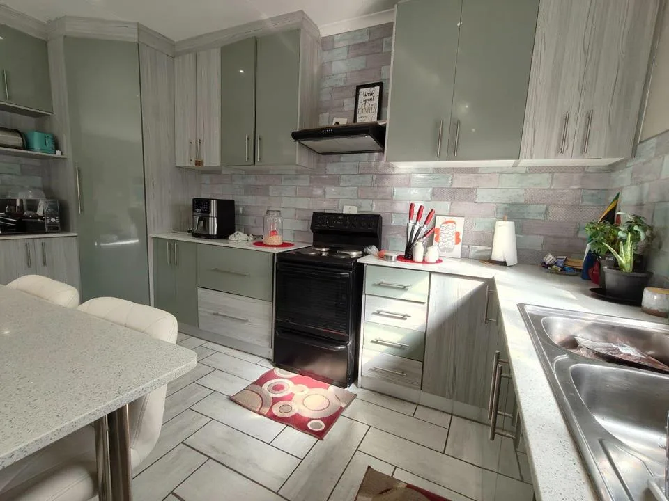 2 Bedroom Apartment / flat to rent in Robertsham