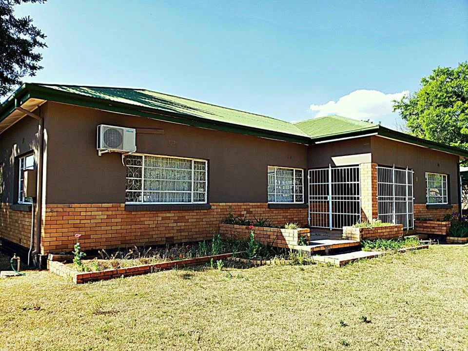 4 Bedroom House for sale in Jan Kempdorp