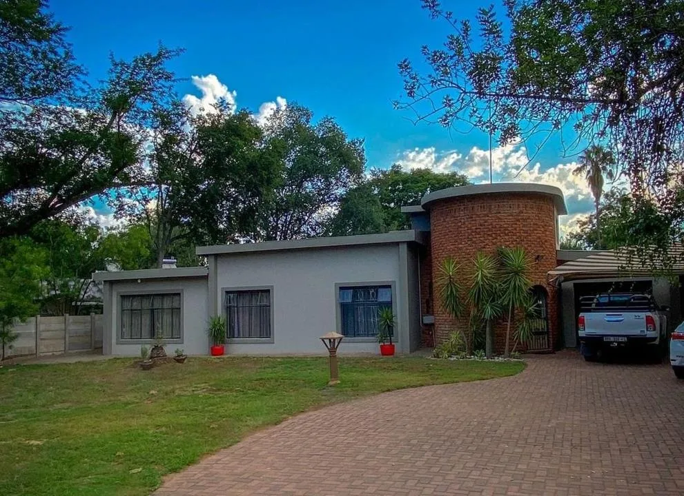 6 Bedroom House for sale in Modimolle