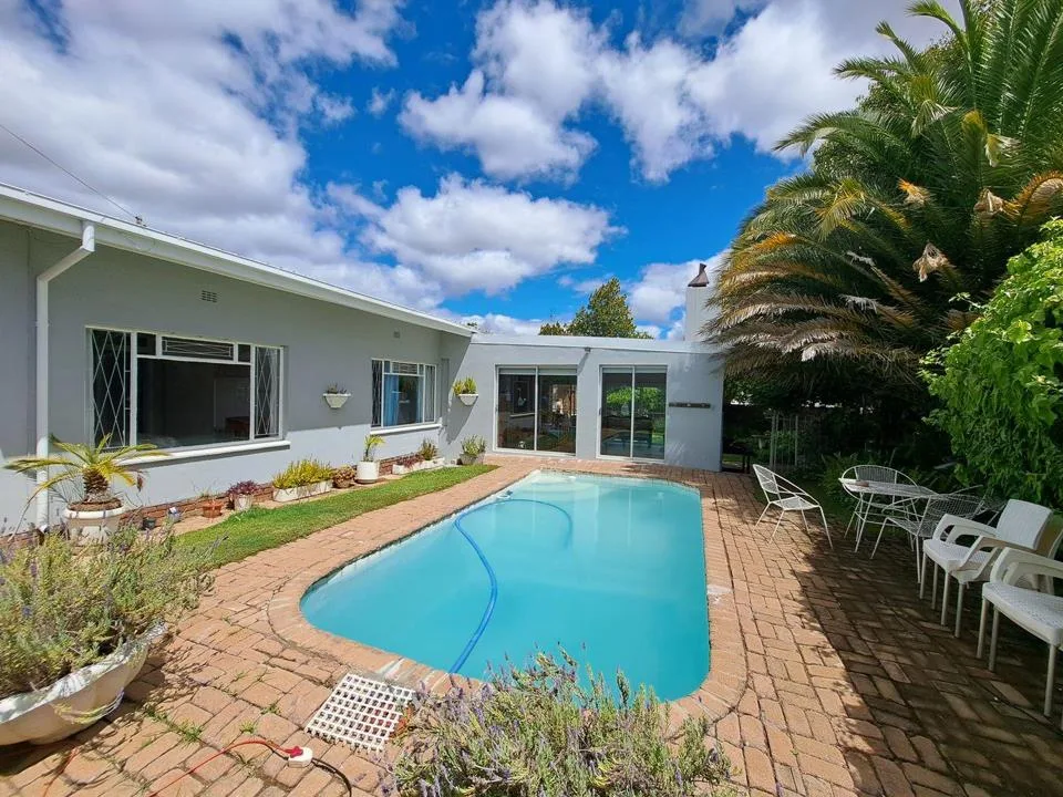 6 Bedroom House for sale in Cradock