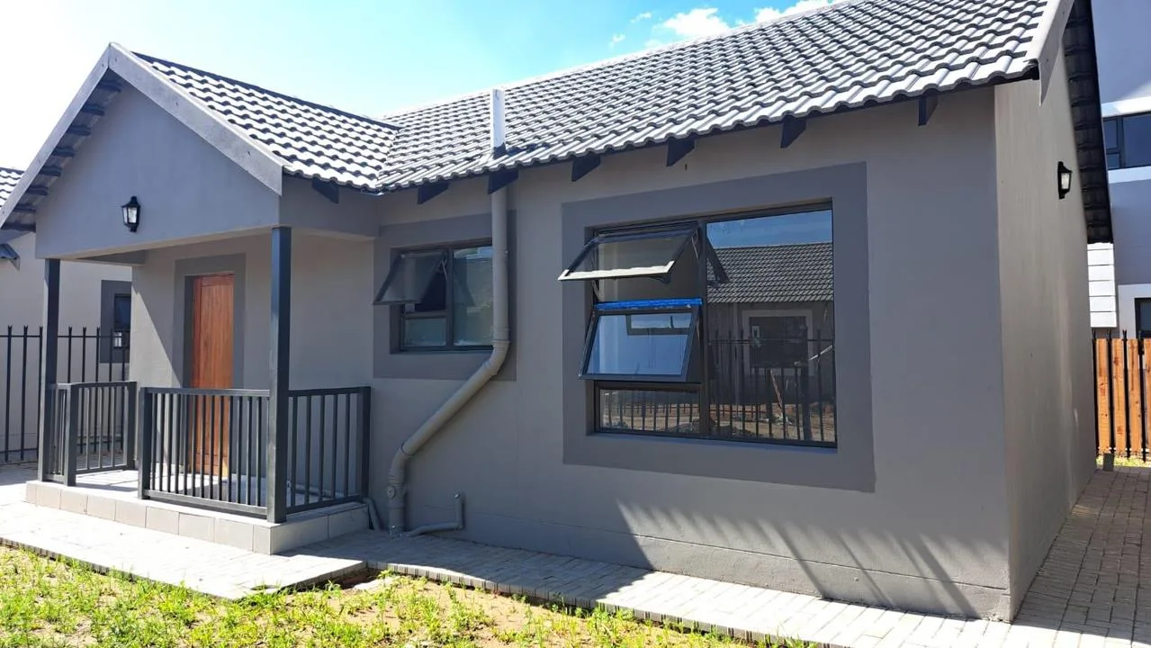 2 Bedroom House for sale in Bloemspruit