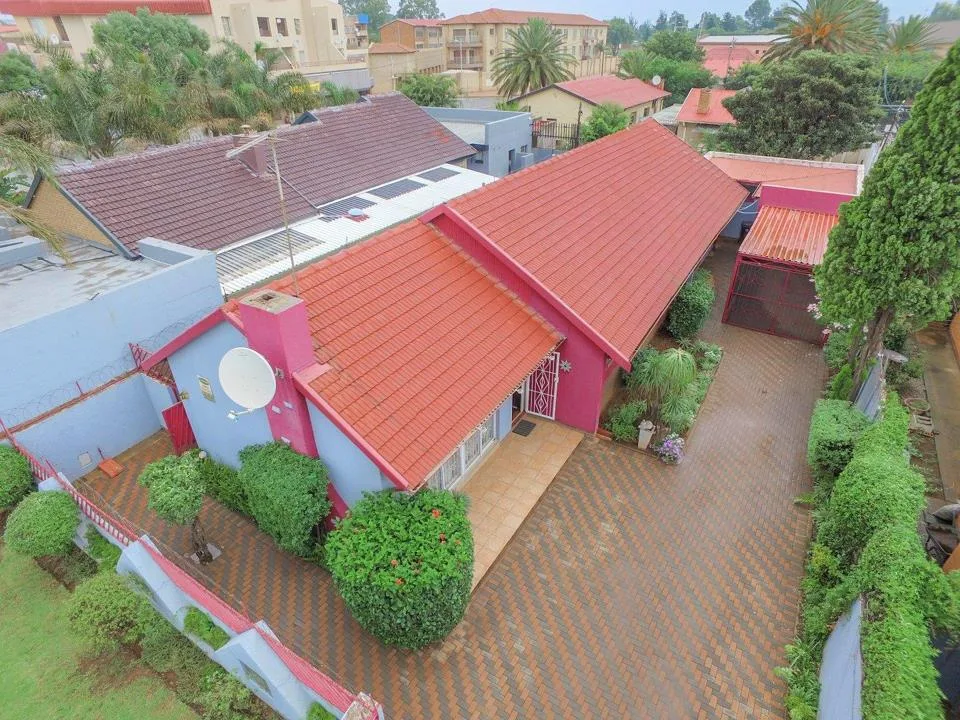 4 Bedroom House to rent in Lenasia Ext 1