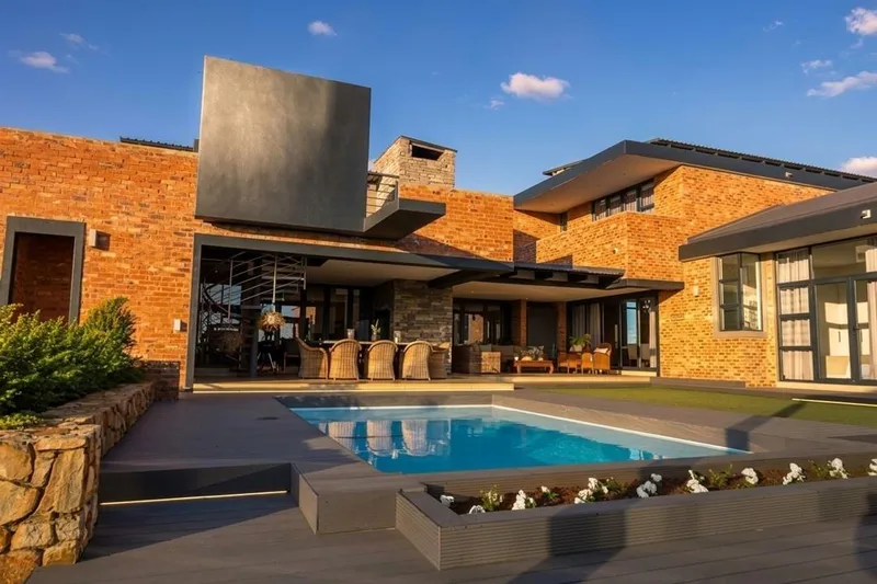 5 Bedroom House for sale in Vyfhoek