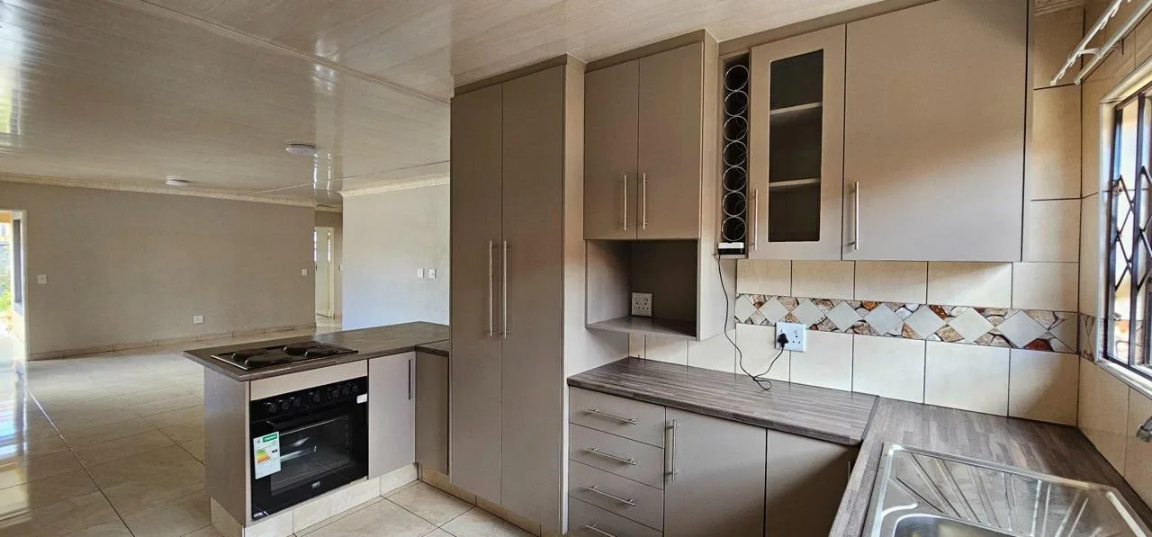 5 Bedroom House to rent in Aerorand
