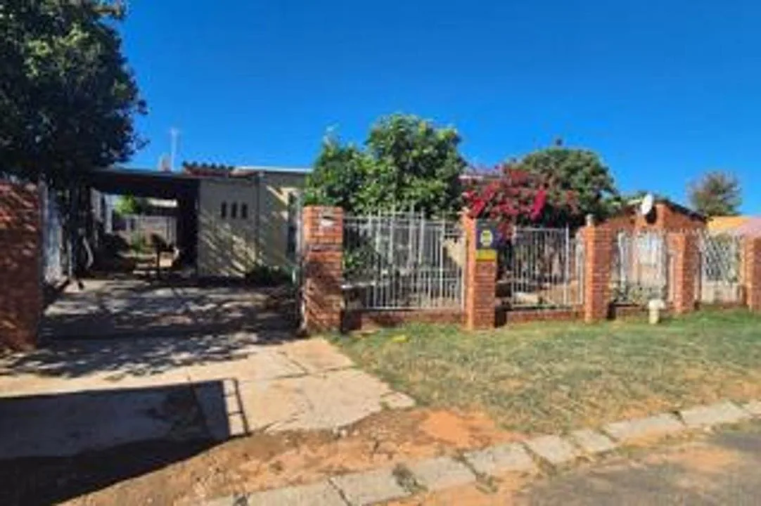 3 Bedroom House for sale in Roodepan