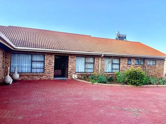 4 Bedroom House for sale in Universitas Ridge