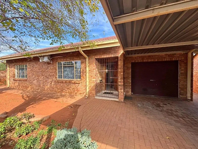 2 Bedroom Townhouse for sale in Rhodesdene