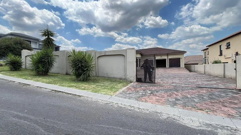 4 Bedroom House for sale in Model Park