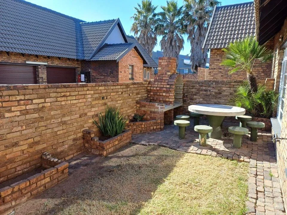 2 Bedroom Townhouse to rent in Middelburg Central