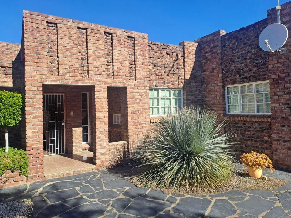 4 Bedroom House for sale in Graaff-Reinet