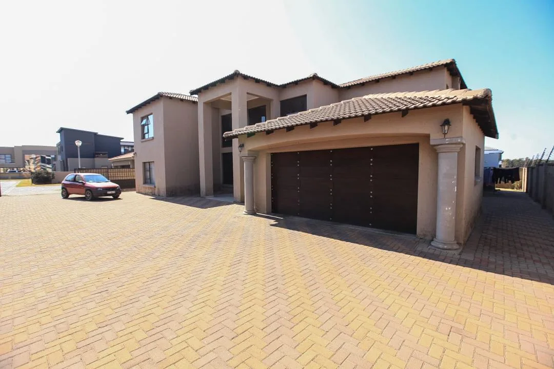 4 Bedroom House for sale in Reyno Ridge