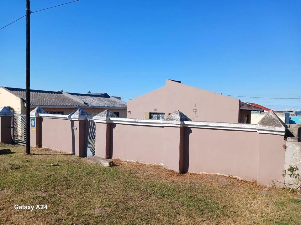 2 Bedroom House for sale in Mdantsane Nu 17