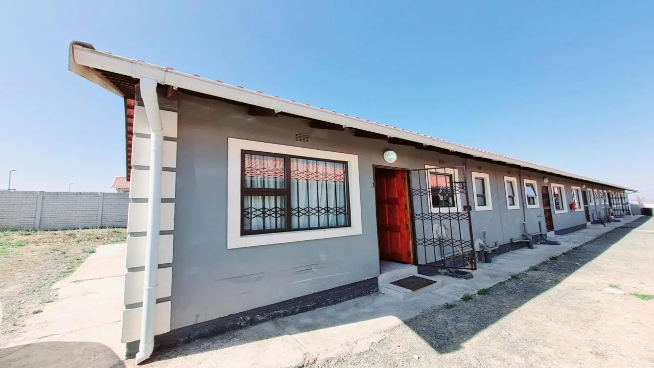 2 Bedroom House for sale in Ncambedlana