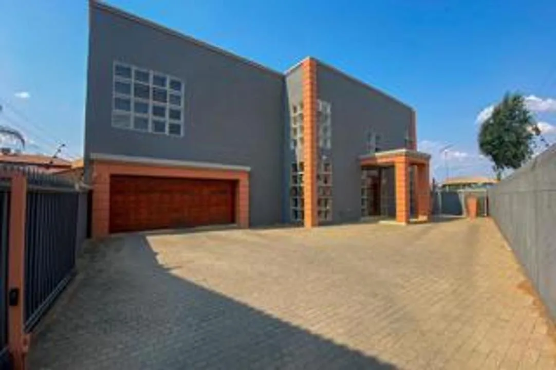 4 Bedroom House for sale in Roylglen Gardens