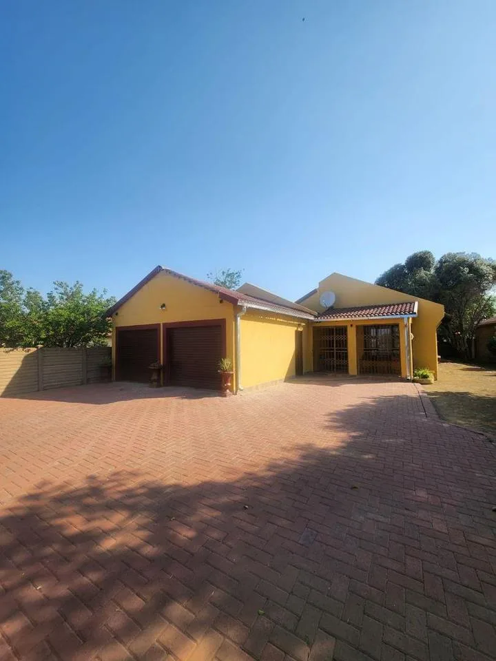 3 Bedroom House for sale in Lourierpark