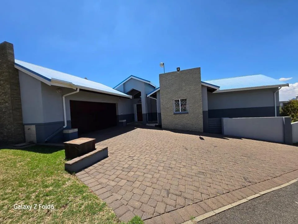 4 Bedroom House for sale in Bankenveld Golf Estate