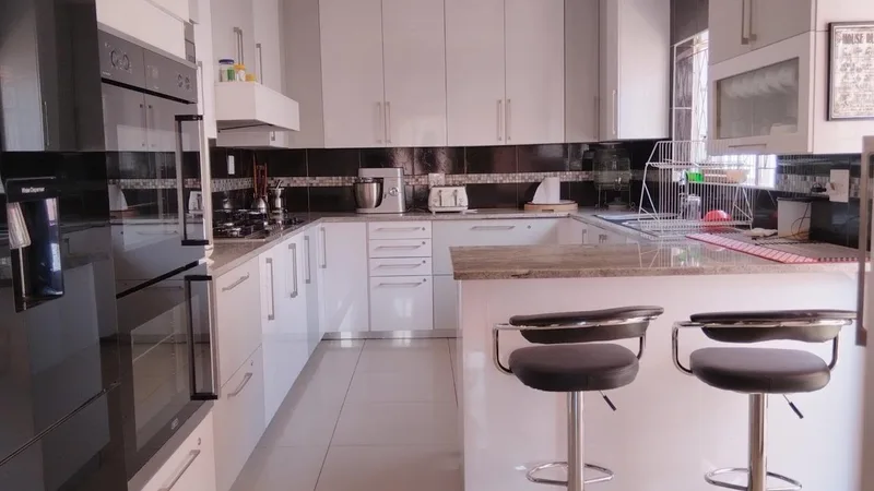 5 Bedroom House for sale in Kaffrarian Heights
