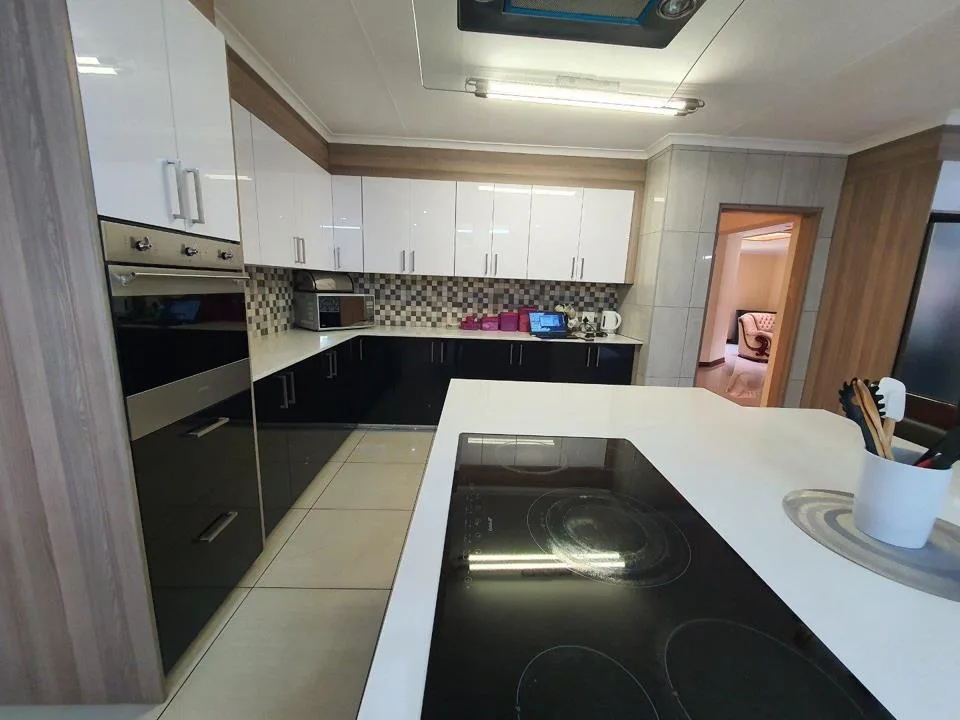 6 Bedroom House for sale in Aerorand