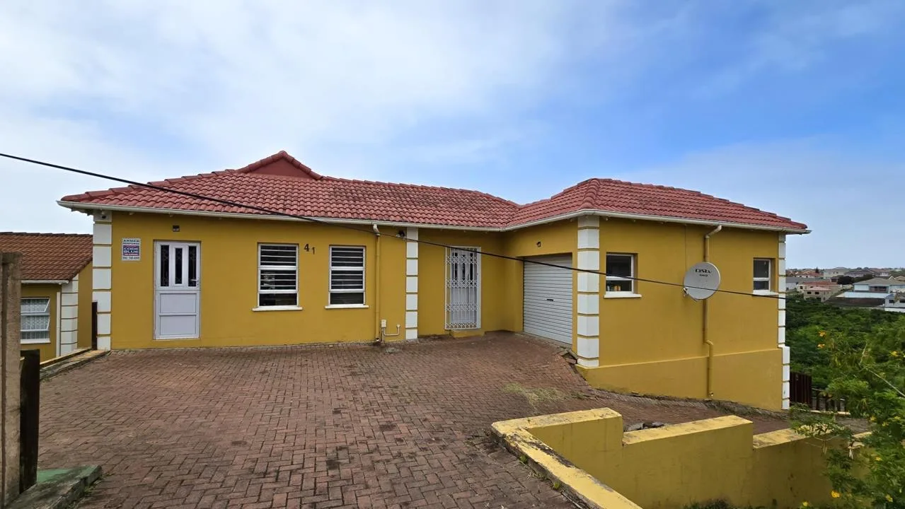 4 Bedroom Townhouse for sale in Beacon Bay
