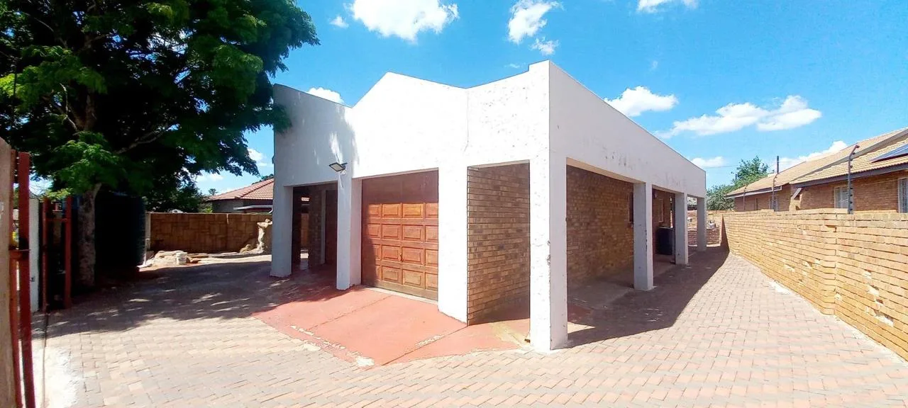 4 Bedroom House for sale in Flora Park
