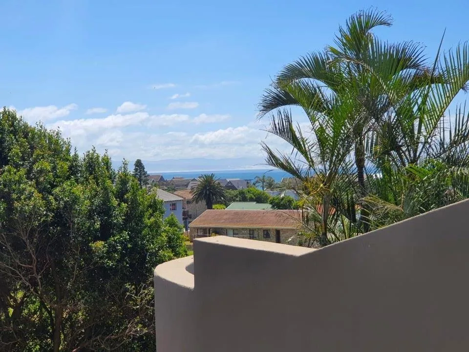 4 Bedroom House for sale in Wavecrest