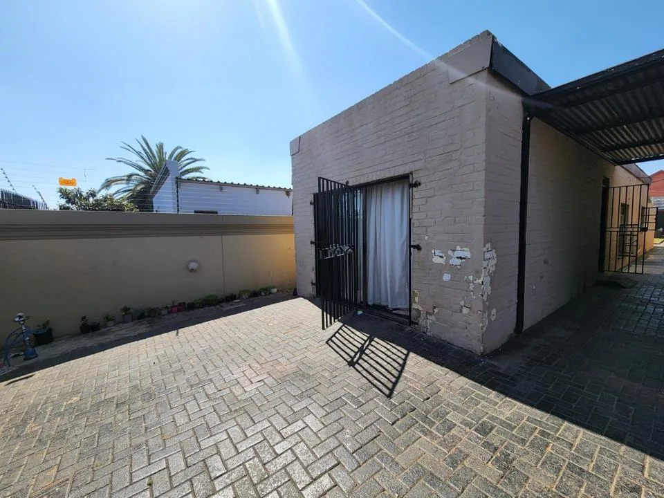 1 Bedroom Apartment / flat to rent in Roodepoort Central