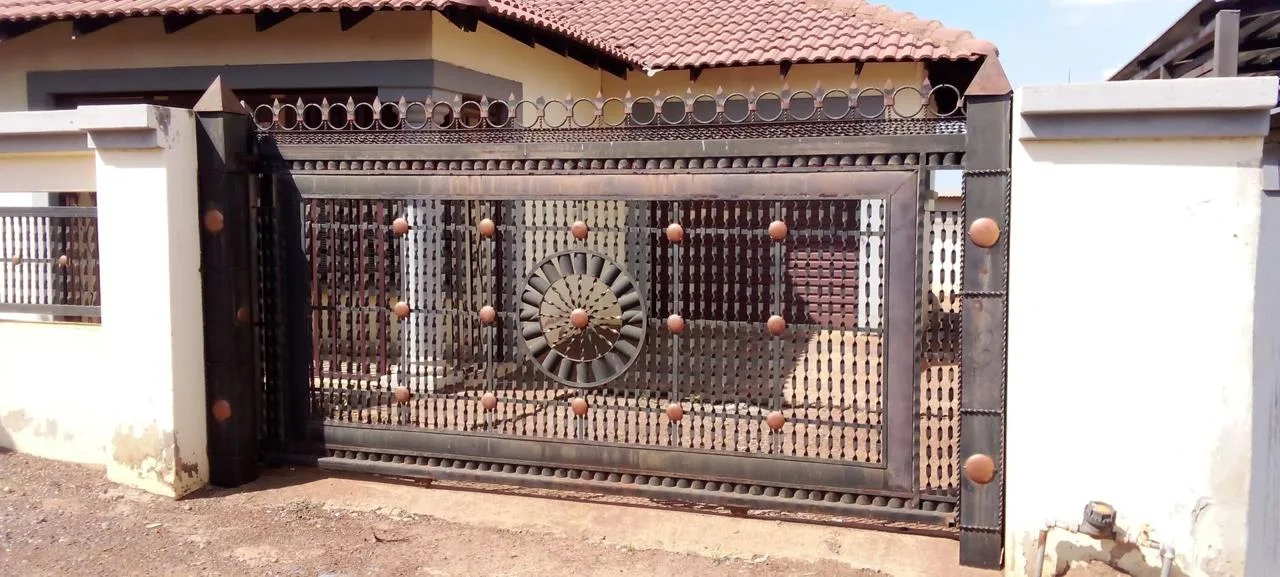 2 Bedroom House for sale in Mashishing