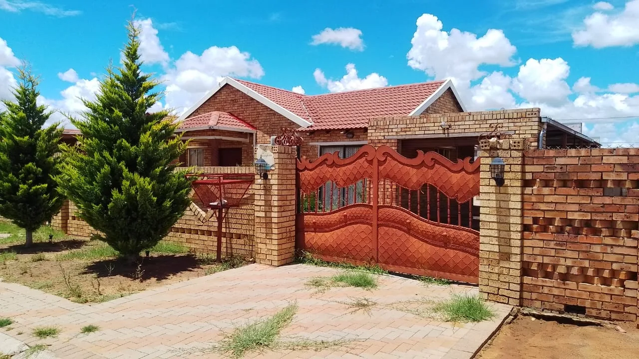 4 Bedroom House for sale in Mandela View