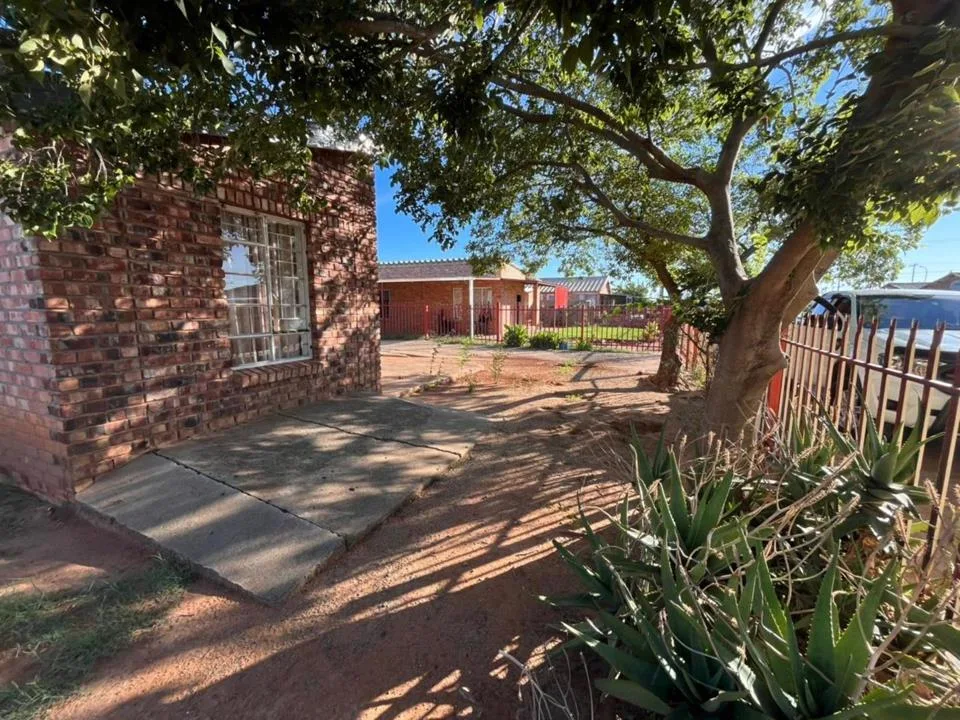 3 Bedroom House for sale in Roodepan