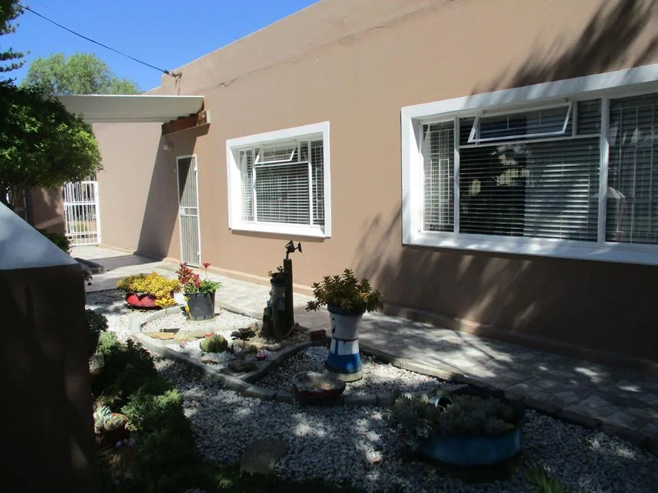 4 Bedroom House for sale in Graaff-Reinet